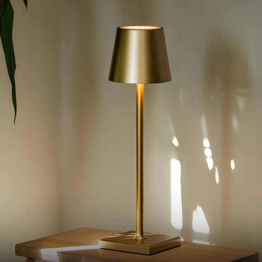 Abajur LED minimalista Zenith. Design moderno e iluminação eficiente.