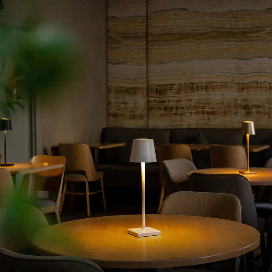 Abajur LED minimalista Zenith. Design moderno e iluminação eficiente.