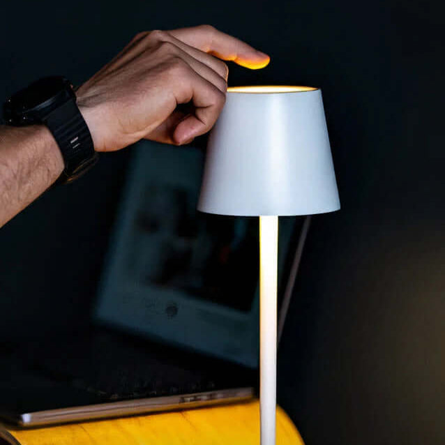 Abajur LED minimalista Zenith. Design moderno e iluminação eficiente.