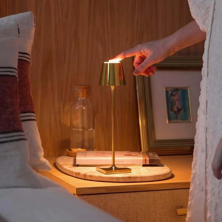 Abajur LED minimalista Zenith. Design moderno e iluminação eficiente.