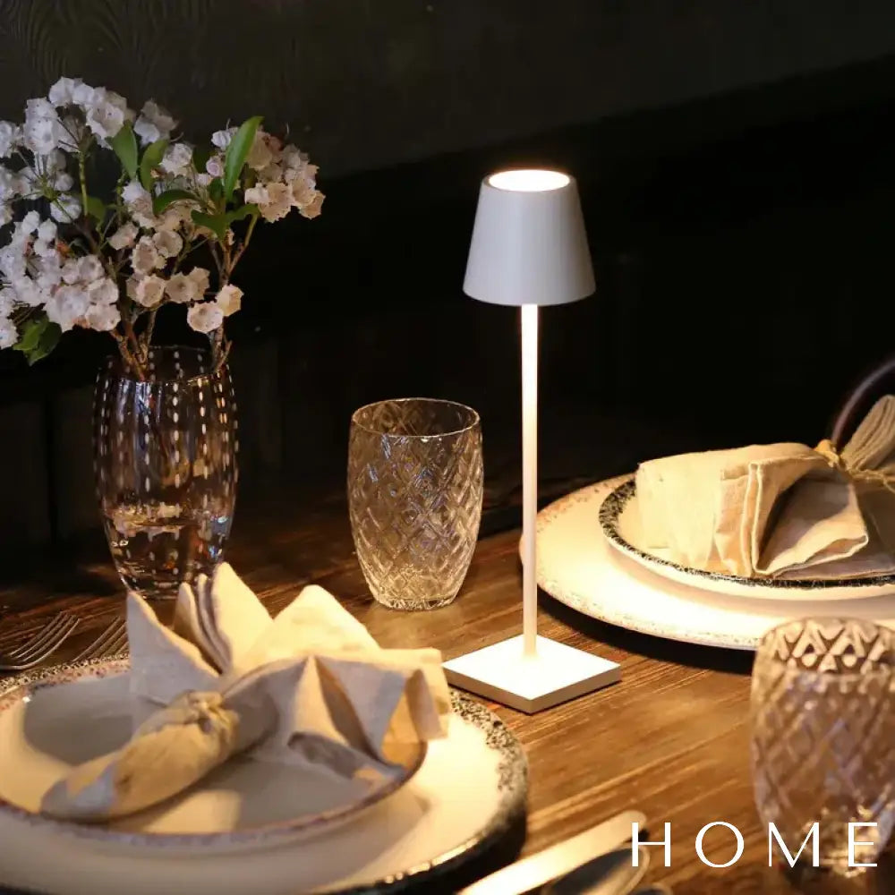 Abajur LED minimalista Zenith. Design moderno e iluminação eficiente.