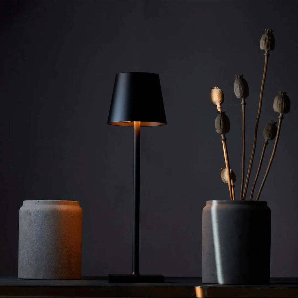 Abajur LED minimalista Zenith. Design moderno e iluminação eficiente.