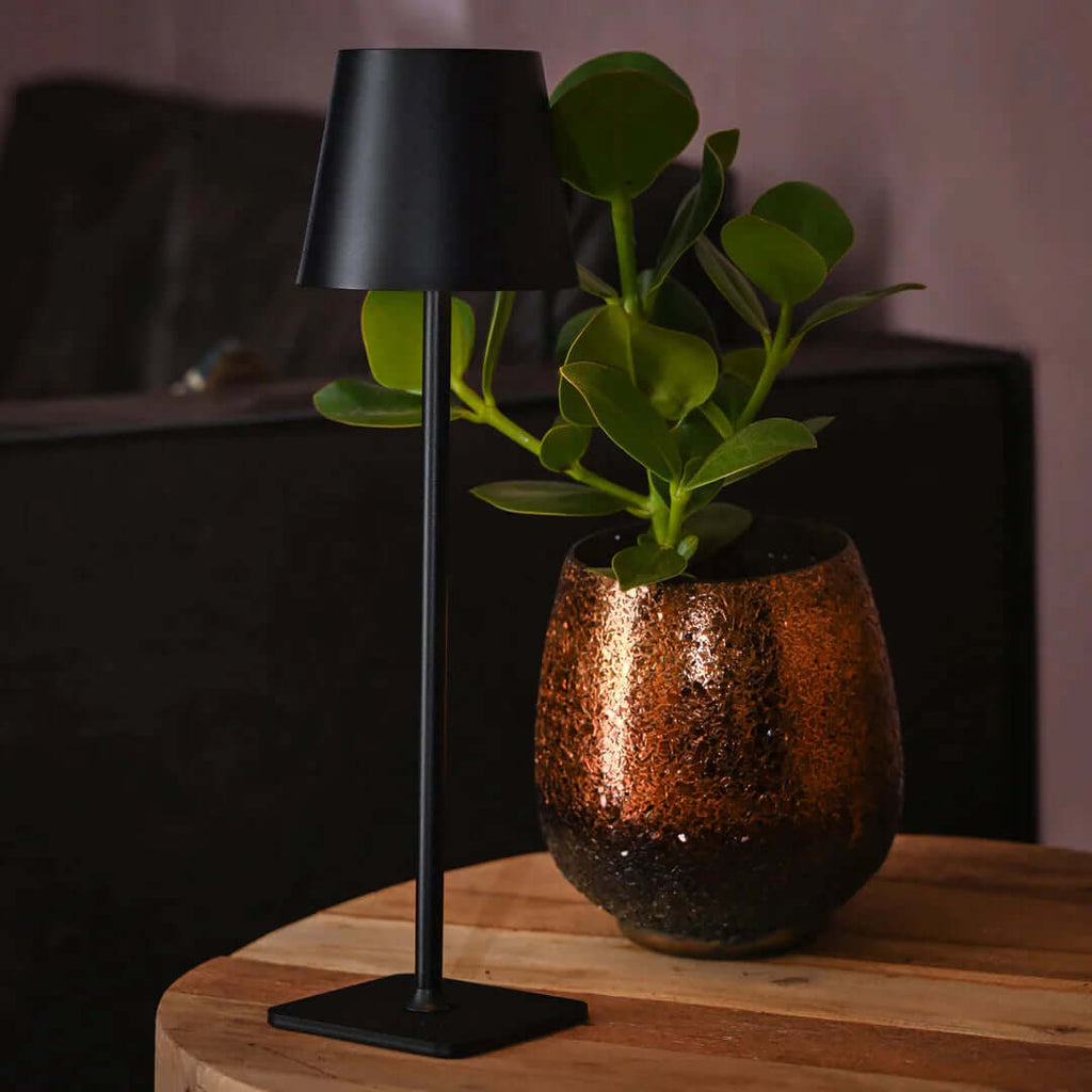 Abajur LED minimalista Zenith. Design moderno e iluminação eficiente.