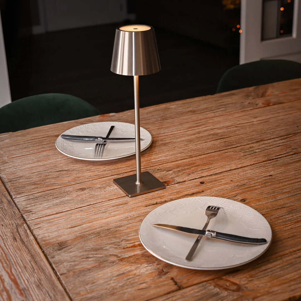 Abajur LED minimalista Zenith. Design moderno e iluminação eficiente.