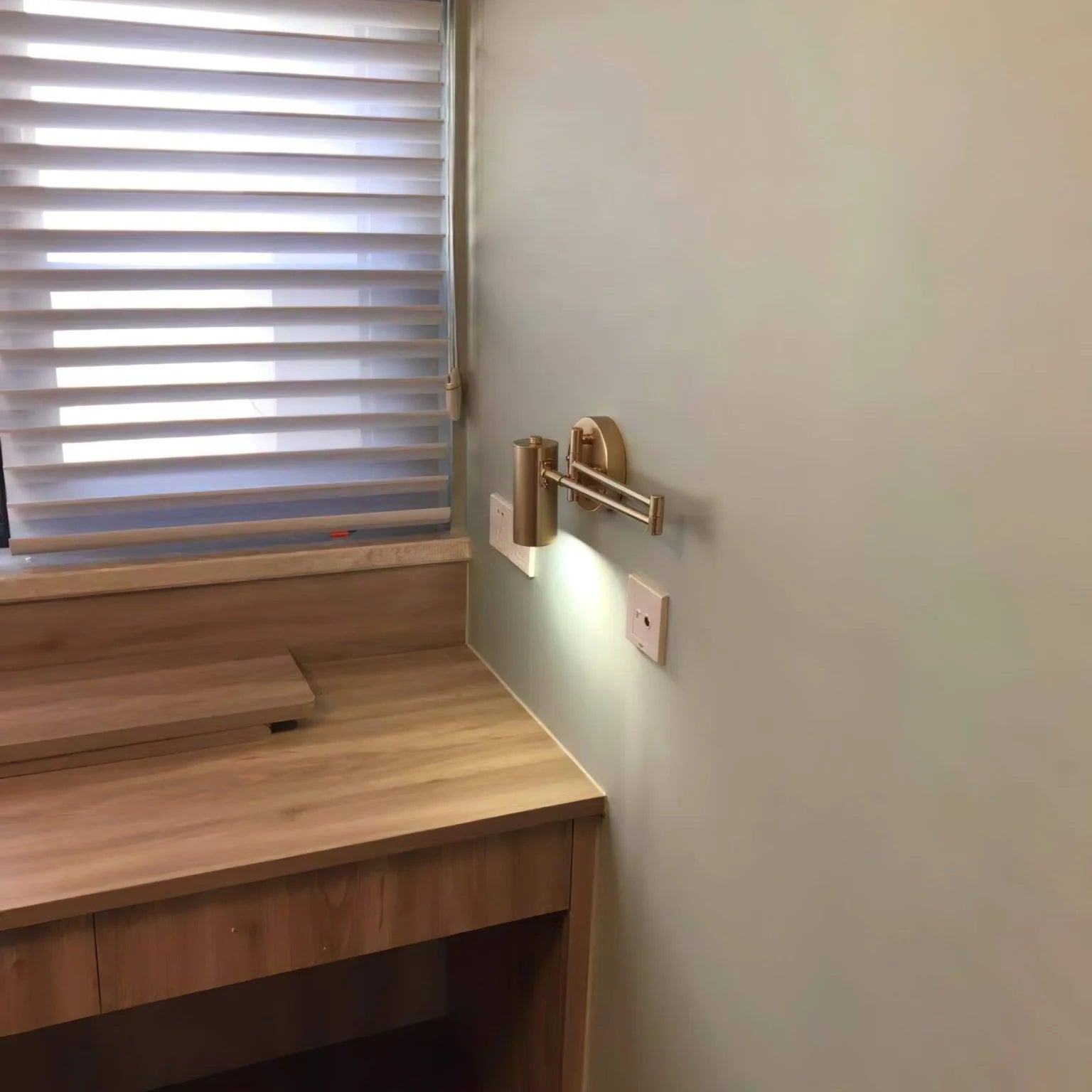 Arandela Articulada Asan Dourada | Extensão 53cm