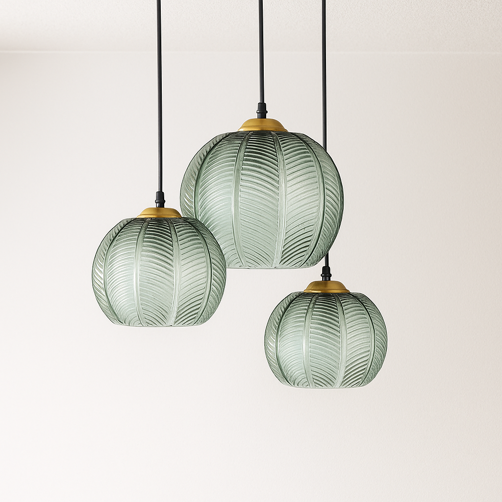 Pendente Triplo Palm Beach | Vidro Verde e Dourado Design Tropical